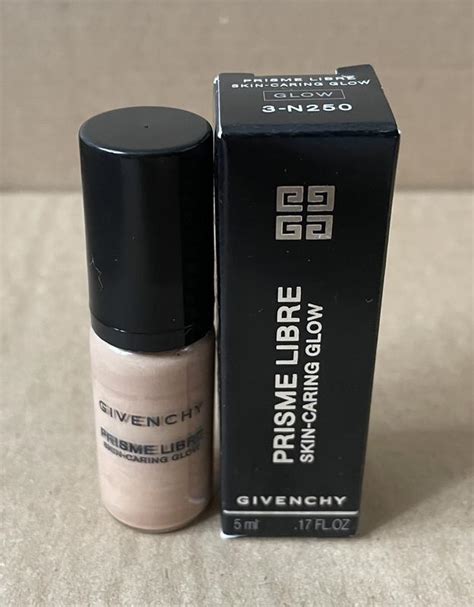 Тональный крем Givenchy Prisme Libre Skin.